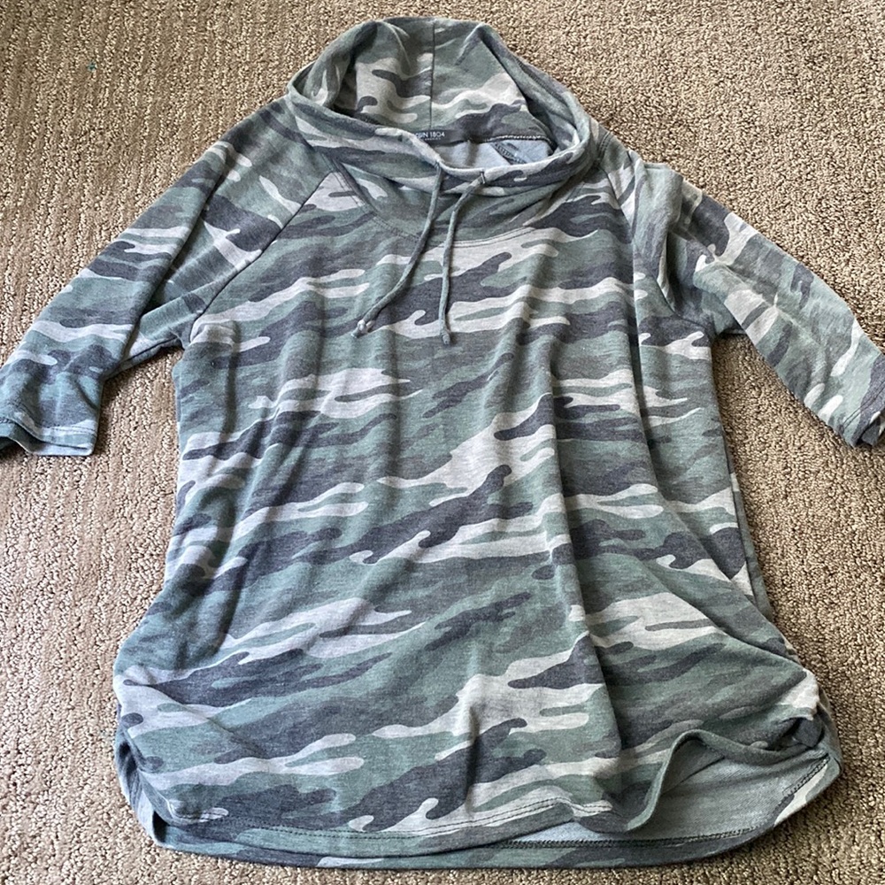 Heavy camo 3/4 sleeve loose turtle neck collar shirt.